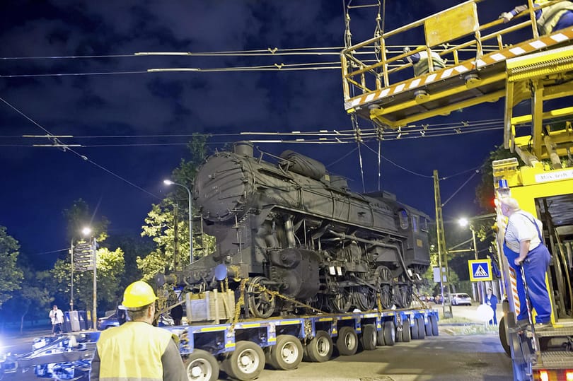 Elszállították a 424-es gőzmozdonyt a Közlekedési Múzeum elől