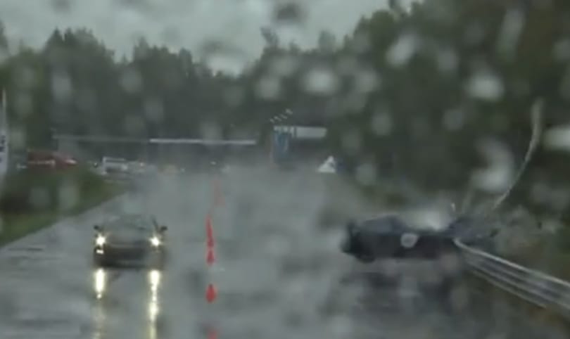 Szalagkorlátnak csapódva tört rommá egy Nissan GT-R - videó