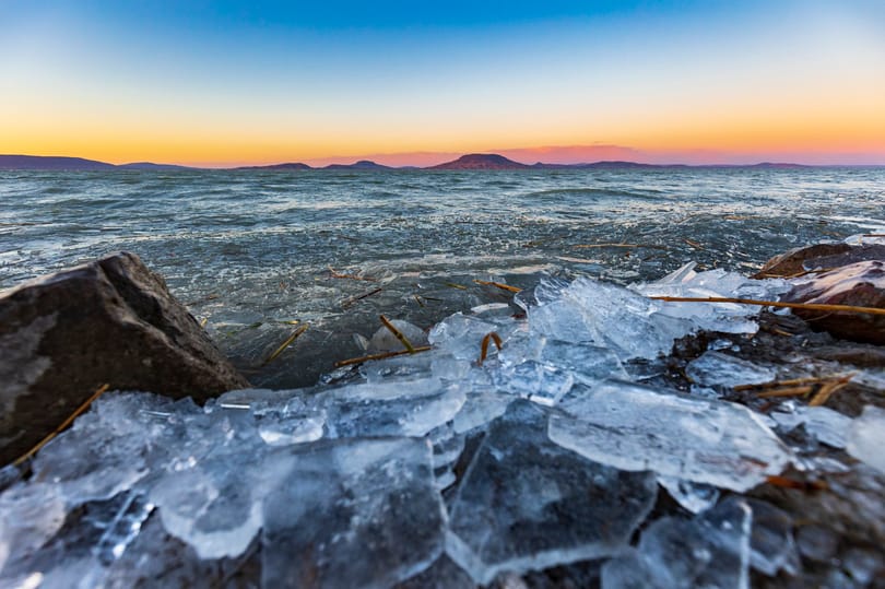 Összetorlódott a jég a Balatonon a szélvihar miatt - fotókkal