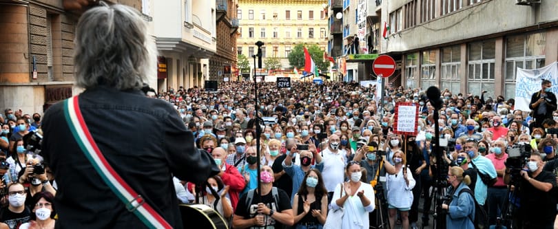 Harcos kedvű tüntetést tartottak az SZFE mellett