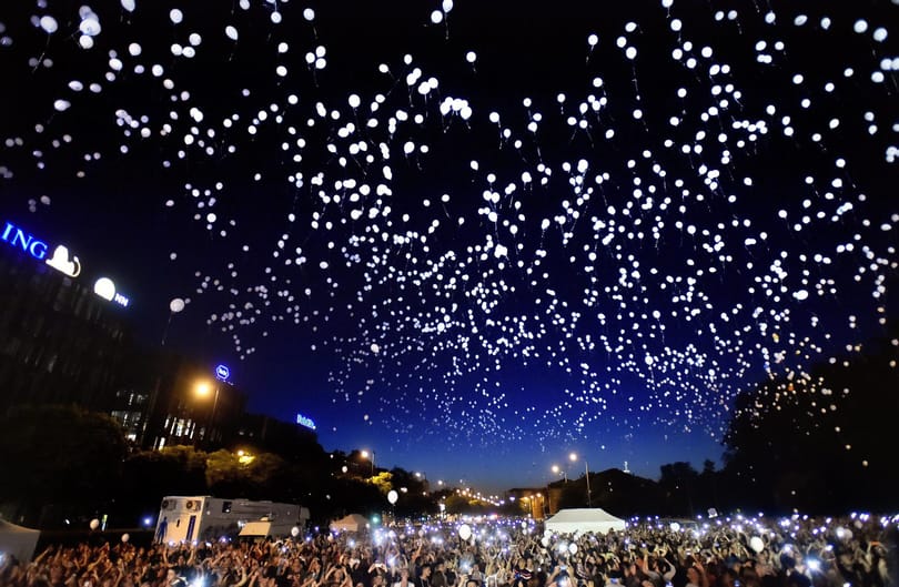 Látta, ahogy ezernyi világító léggömb úszik Budapest egén?