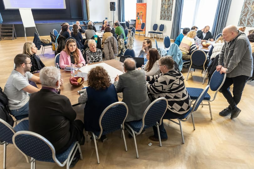 „Legyen civil tao, ne csak a focistákat tömhessük ki, hanem a gyermekvédelmet is” – a kormányhoz fordulna a javaslataival az OKA