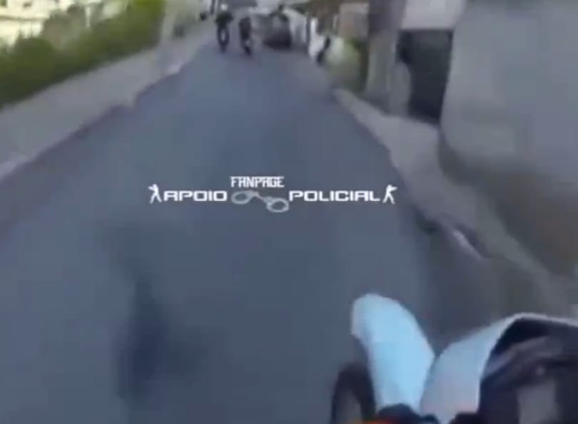 Ilyen, amikor motoros rendőrök hajszolják a drogfutárt – videó