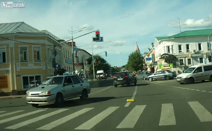Videó: Ez lenne az év legmókásabb motorbalesete?