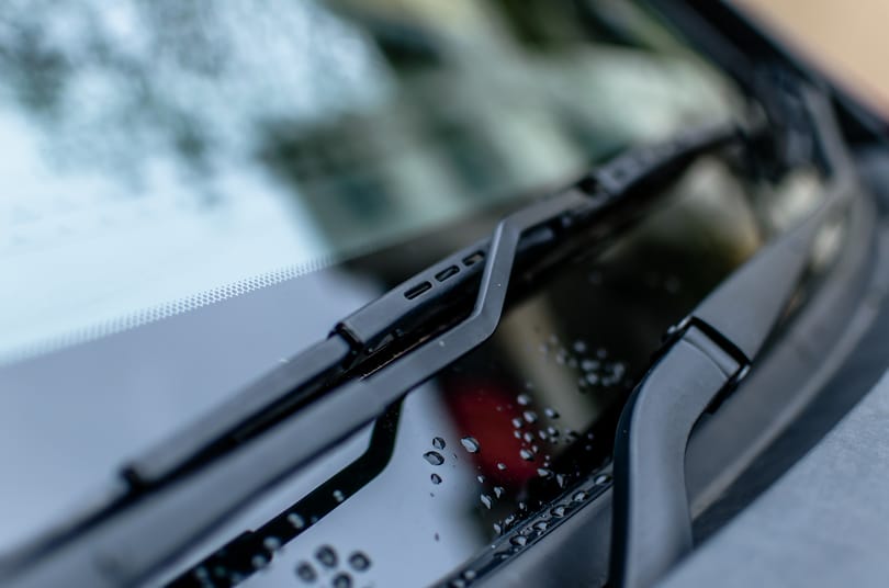 Háromkilós kődarab zúzta be egy fiatal lány autójának szélvédőjét