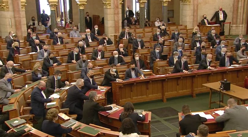 Ellenzék nélkül is megszavazták a veszélyhelyzet meghosszabbítását