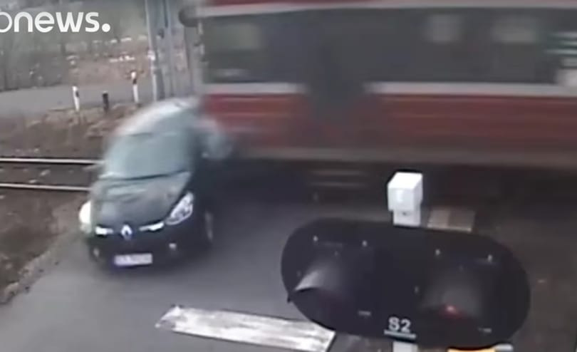 Sínekre hajtott az autós, de jött a száguldó vonat – videó