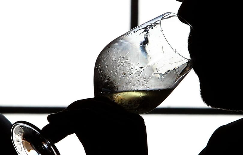 Az alkoholfogyasztásból élők eurómilliókat áldoznak az alkoholizmus elleni harcra