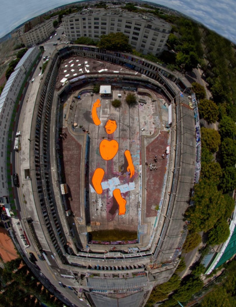Gigászi figura pancsol az elhagyott párizsi uszoda betonteknőjében