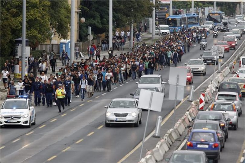 Mi lett volna, ha Merkel nem engedi be a Keletiből elindult menekülteket? És mire készül Trump Oroszország ellen, ami Magyarországnak is fájhat?