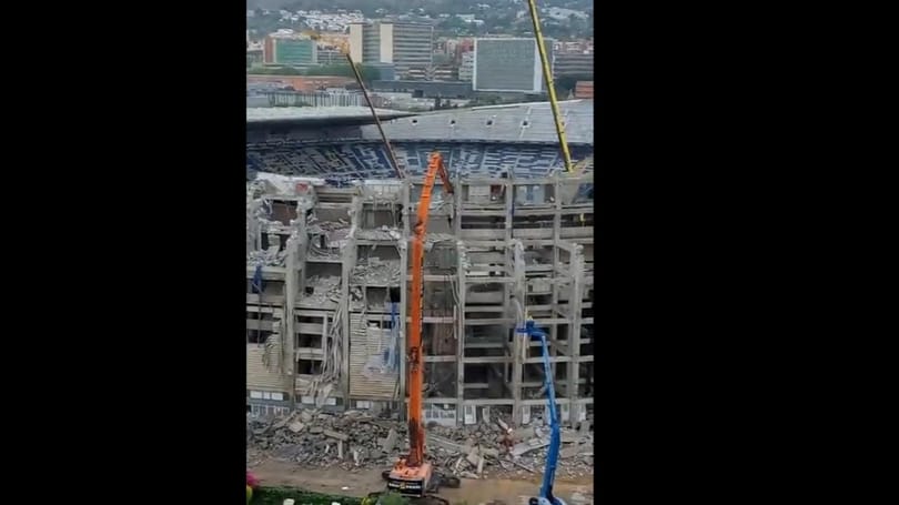 Egy korszak véget ért, darukkal estek neki a Barcelona-stadionnak – videó