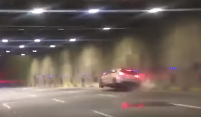 Csúnyán összetörte az AMG Mercit a sofőr, aki az utcai versenyen akart menőzni – videó