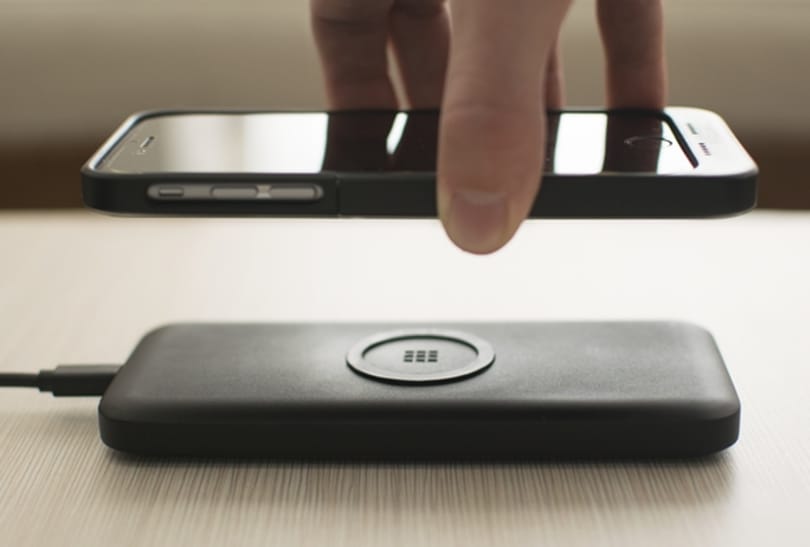 Így töltheti vezeték nélkül a telefonját akár az utcán is