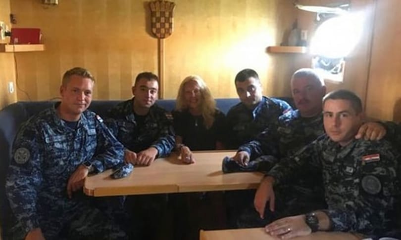 Egy egész éjszakát töltött a tenger közepén egy brit nő