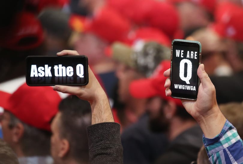 A Facebook és az Instagram mostantól törli a QAnon szélsőséges mozgalom tagjainak fiókjait
