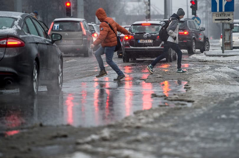 Ónos eső és havazás miatt adtak ki veszélyjelzést