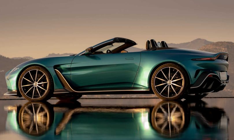 Biturbó V12-vel és nyitható tetővel hódít az új Aston Martin