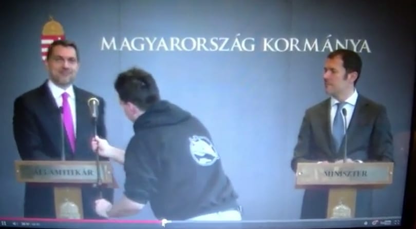 Videó: Lázárnak meggyűlt a baja a mikrofonokkal, és ezen elég jól mulatott