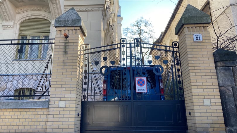 Balog Zoltán megérkezett a zsinati hivatalba, majd rejtőzködve menekült a kérdések elől – fotók