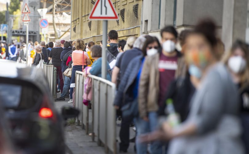 Több száz méteres sorok álltak több budapesti oltópontnál is hétfőn