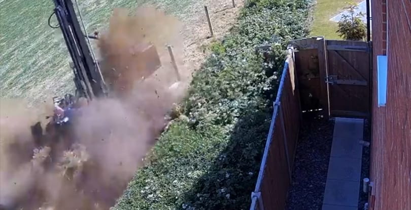 Felrobbantotta magát egy férfi kerítésépítés közben, de túlélte - videó