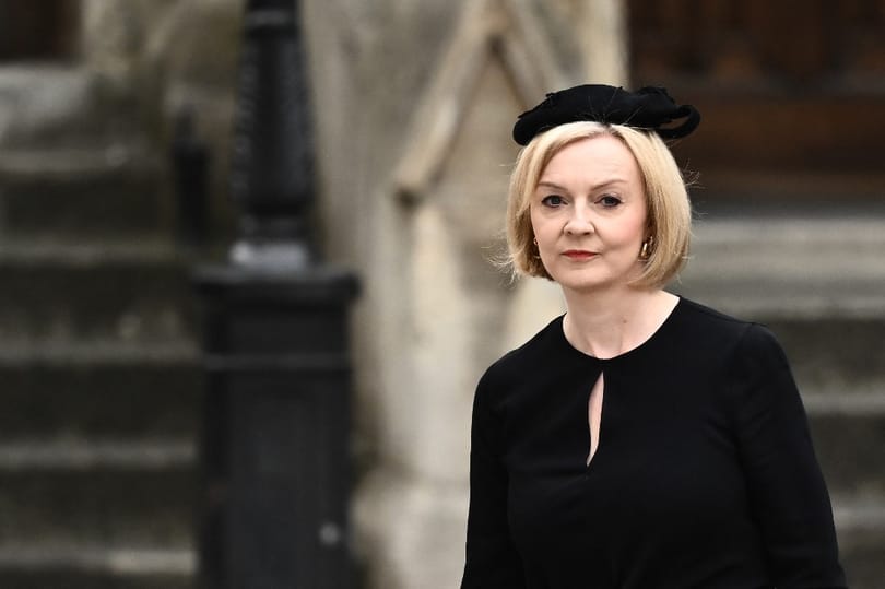 60 milliárd fontos fekete lyuk van a brit költségvetésben, Truss helyét is megkérdőjelezik