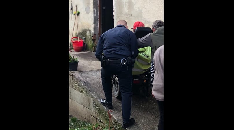 Elakadt kerekesszékes férfit segítettek ki a jólelkű rendőrök Tinnyén