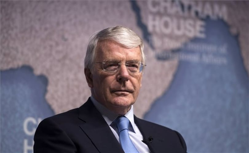 Négyszemközt a királynővel és a támogató corgi-galaxissal – John Major is búcsúzik Erzsébettől