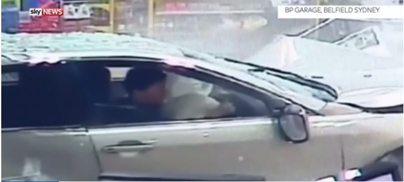 Rémisztő videó: autó rohant be egy benzinkúti boltba Ausztráliában