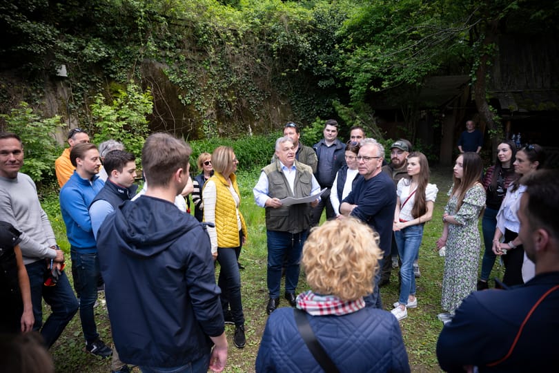 Meghitt körben, egy kirándulóhelyen folytatta Orbán a budapesti kampányát