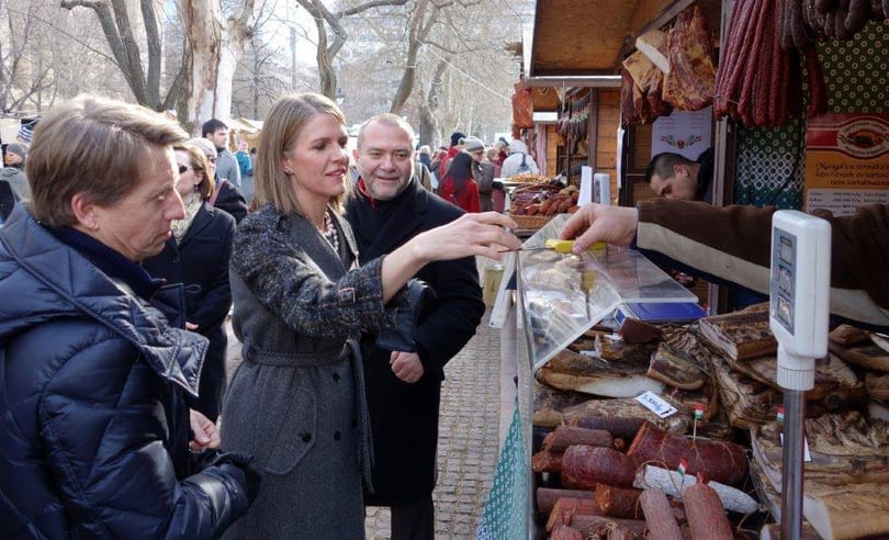 Fotók: A mangalicák közé ment Budapesten az új amerikai nagykövet