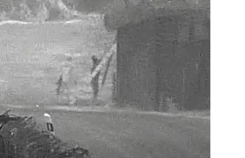  Videón, ahogy gépfegyverrel őrködik az embercsempész, amíg a migránsok beszöknek Röszkénél