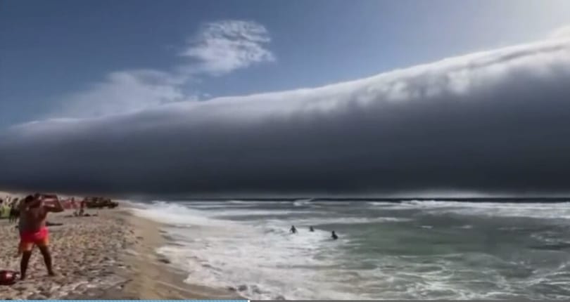 Lenyűgöző természeti jelenség riasztott meg portugál strandolókat - képek
