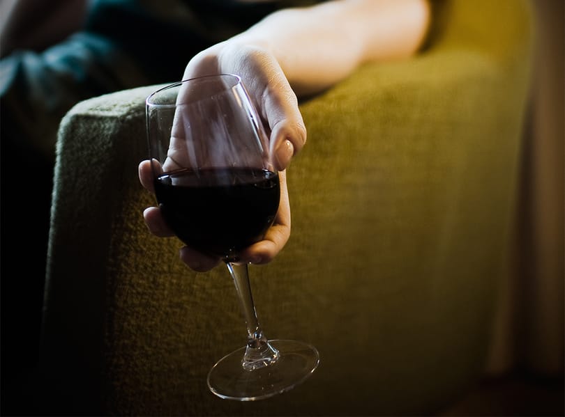 Kimutatták, hogyan szabadul fel boldogsághormon az alkohol hatására