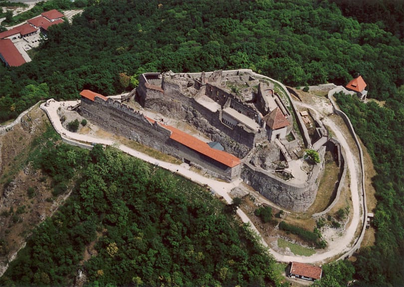 Turisták szenvedtek balesetet a visegrádi várnál, a tűzoltók hozták le őket