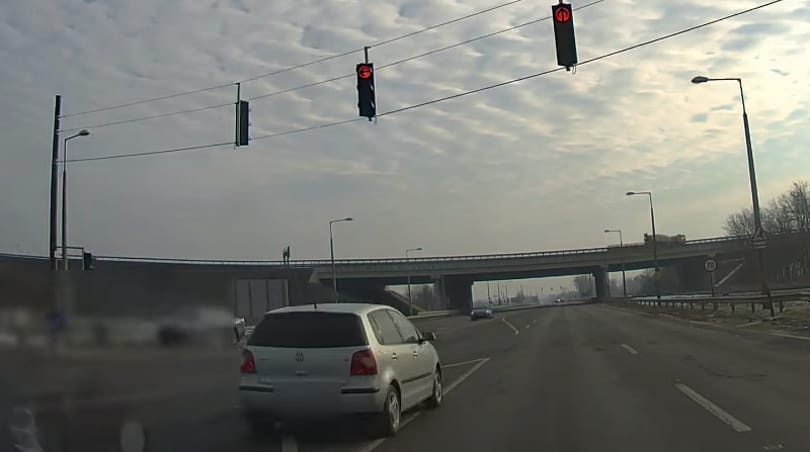 Mintha nem is lenne, úgy hajtanak át a piroson az autósok ezen a videón