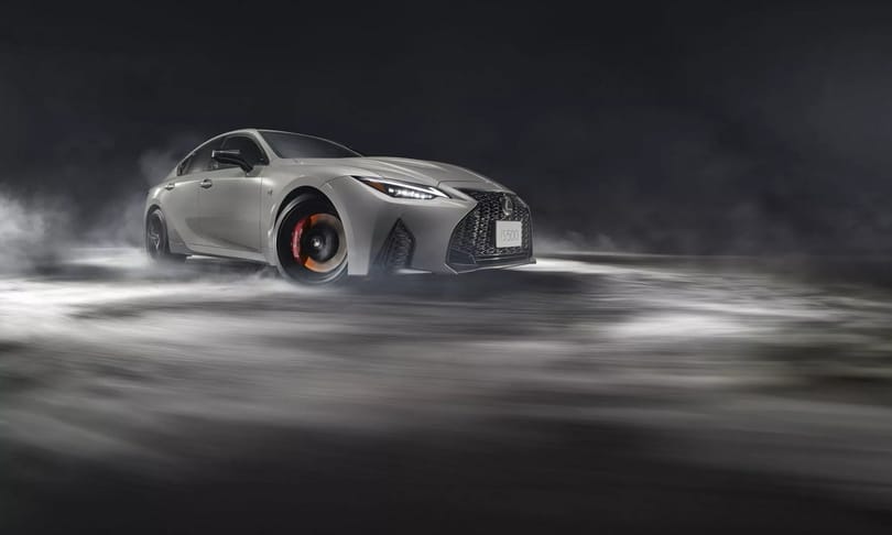 Búcsúzik a Lexus V8-as élményautója