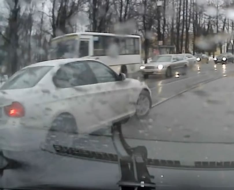 A villamossín az oka, hogy ez a BMW-s rendesen adott a sztereotípiáknak? – videó