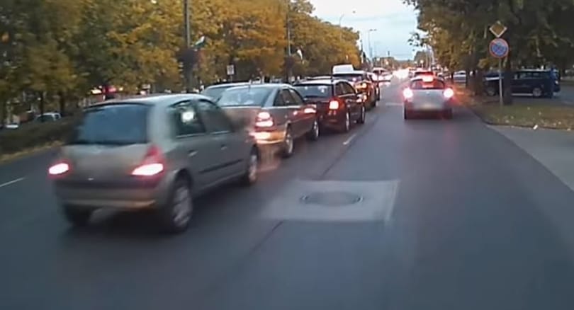Pontosan így lehet vezetés közbeni mobilozással összetörni pár autót – videó