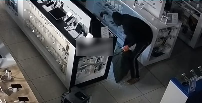 Videón, ahogy betörők fejszével verik szét a kirakatot, aztán kirámolják a veszprémi üzletet