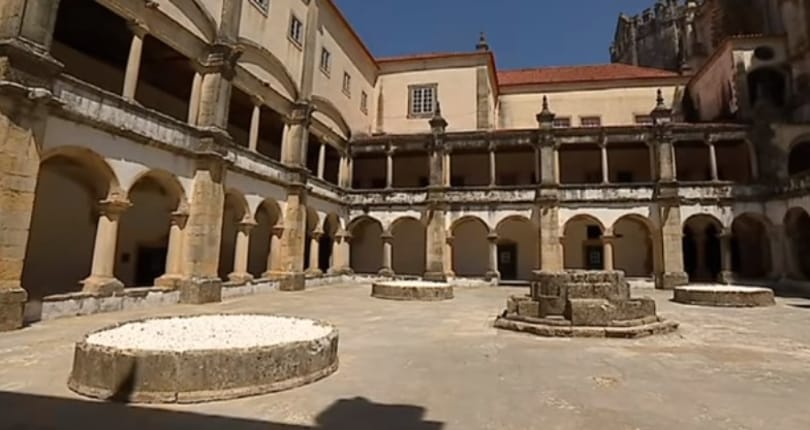 Tagadja a Monty Python-tag, hogy 12. századi műemléket rongáltak a forgatáson