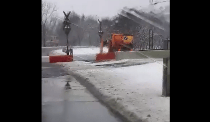 Épp a havat kotorták a síneknél, amikor jött a vonat Komáromnál - videó