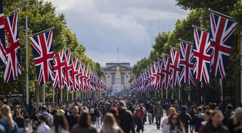 A királynő új fotójával indítja be a négynapos bulit a brit királyi udvar