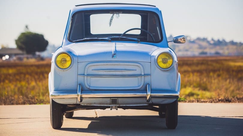 Olyan, mint egy uzsonnás doboz, de milliókat ér a Vespa törpeautója