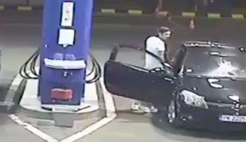 Instant karma: benzinkúton cigarettázott a fiatal autós, csúnyán ráfázott – videó
