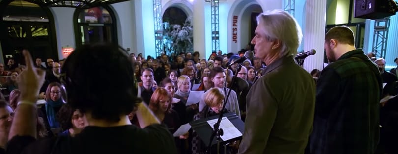 Hallgassa meg a világ legkülönlegesebb kórusát, ahogy egy zenei legendával énekli egy igazi hős dalát – videó