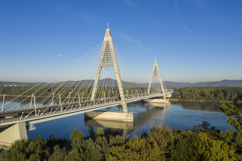 Fejre állt egy autó a Megyeri hídon
