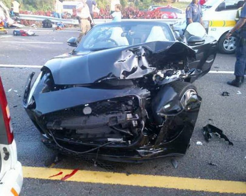 Mikrobusszal ütközött egy Jaguar F-Type, 17 sérült – fotók
