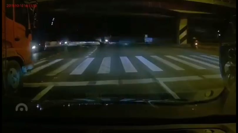 Videóra vették, ahogy közlekedőkre omlik egy autópályahíd Kínában