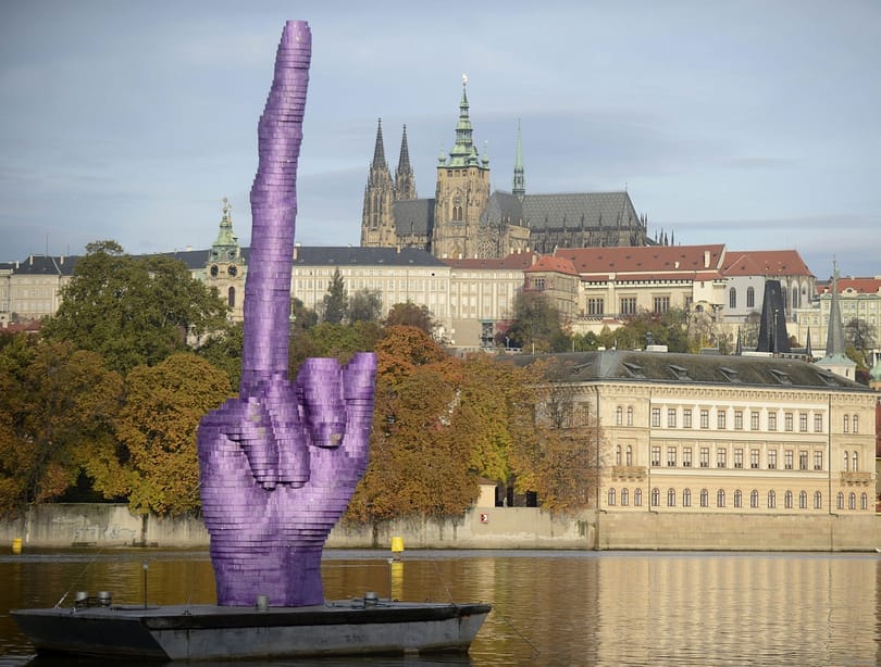 Kegyetlenül bemutattak a politikának Prága kellős közepén